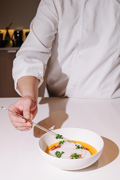 Kucharz przygotowujący danie w kuchni studyjnej