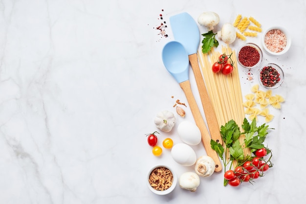 Zestaw składników kulinarnych na blacie